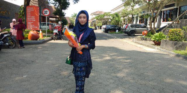 Stelan Kebaya Delika Brukat Kombi Rok Instan Plisket Batik