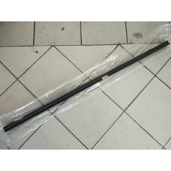 WEATHERSTRIP WEATHER WETHER STRIP KARET PELIPIT KACA PINTU DEPAN TENGAH DALAM SUZUKI VITARA ESCUDO S