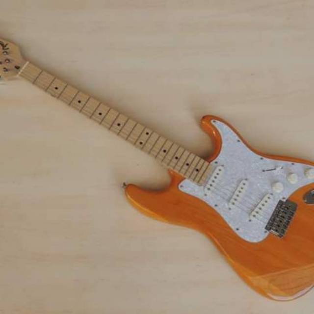 GITAR ELEKTRIK FENDER STRATOCASTER