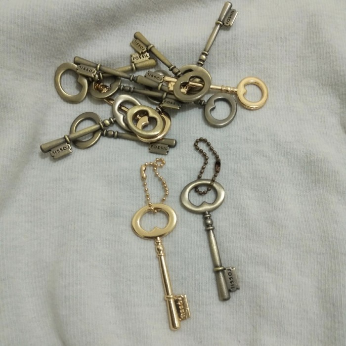 TERLARIS Key fob / Gantungan kunci logam tas fossil bag not original