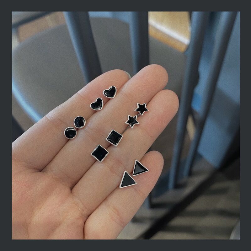 1 Pasang Anting S925 Silver Needle Bentuk Hati Geometris Mini Warna Hitam Untuk Pria Dan Wanita