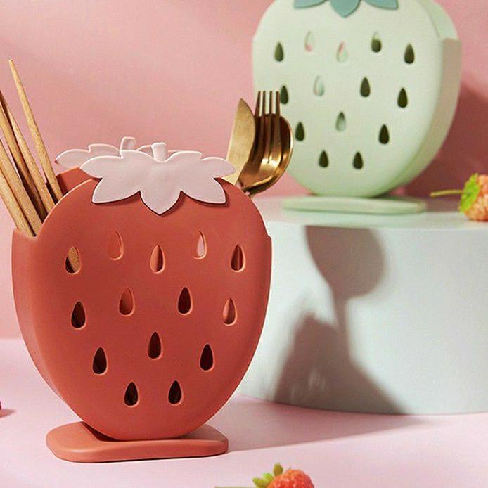 

Trend - TEMPAT TIRISAN SENDOK GARPU SERBAGUNA PENSIL PULPEN BENTUK STRAWBERRY✓