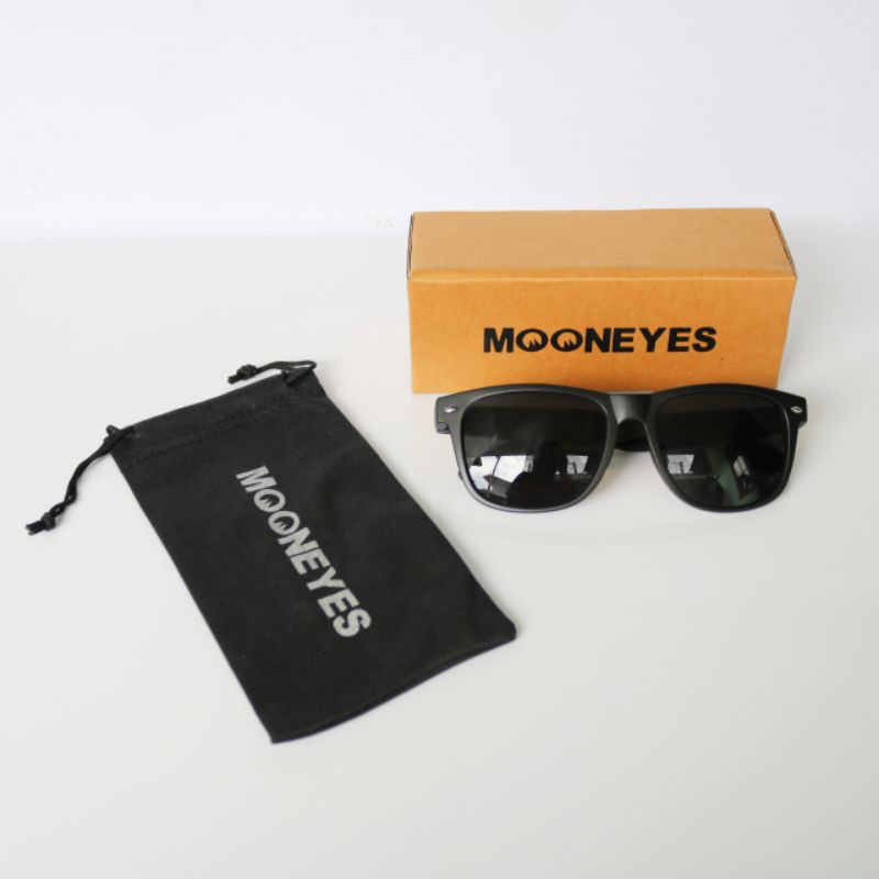 Kacamata pria mooneyes
