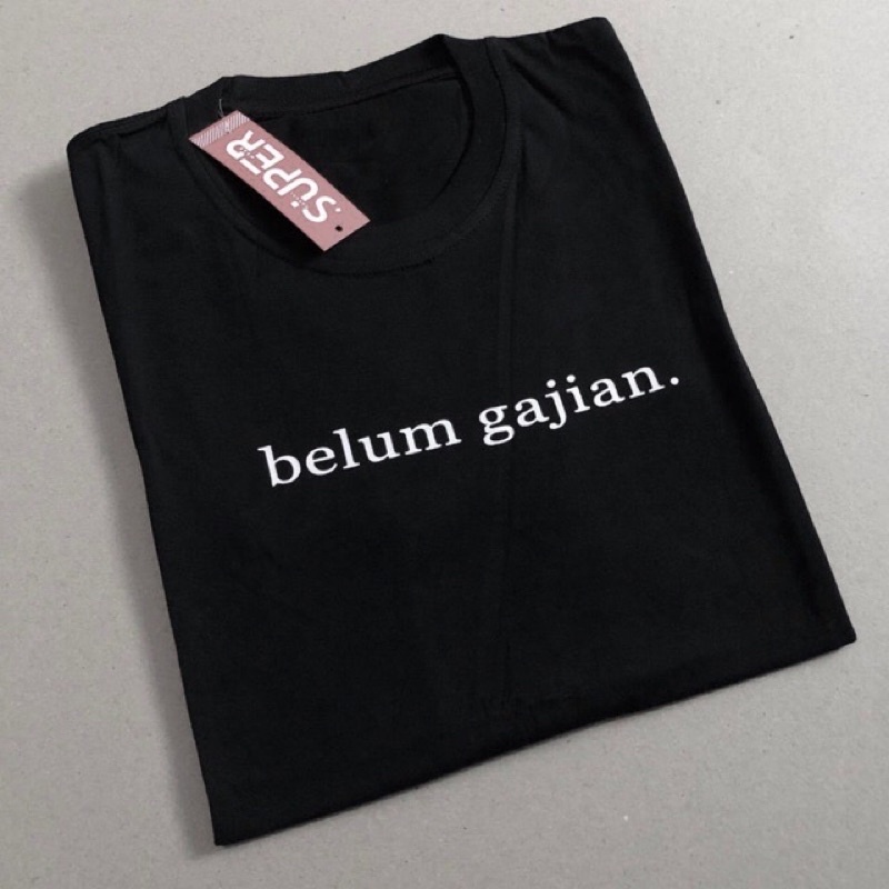 kaos distro pria wanita tulisan lucu belum gajian