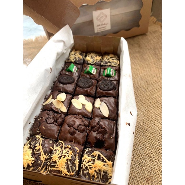 

Fudgy Brownies 22 x 10 ( ISI 18 POTONG )