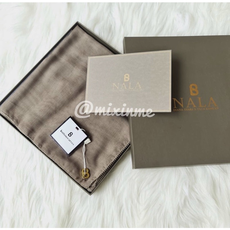 Buttonscarves Nala Square