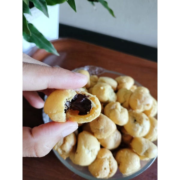 

kue sus coklat 250 gram - kue soes cokelat - kue kering sus coklat murah - kue soes kering coklat enak - kue sus kering isi coklat