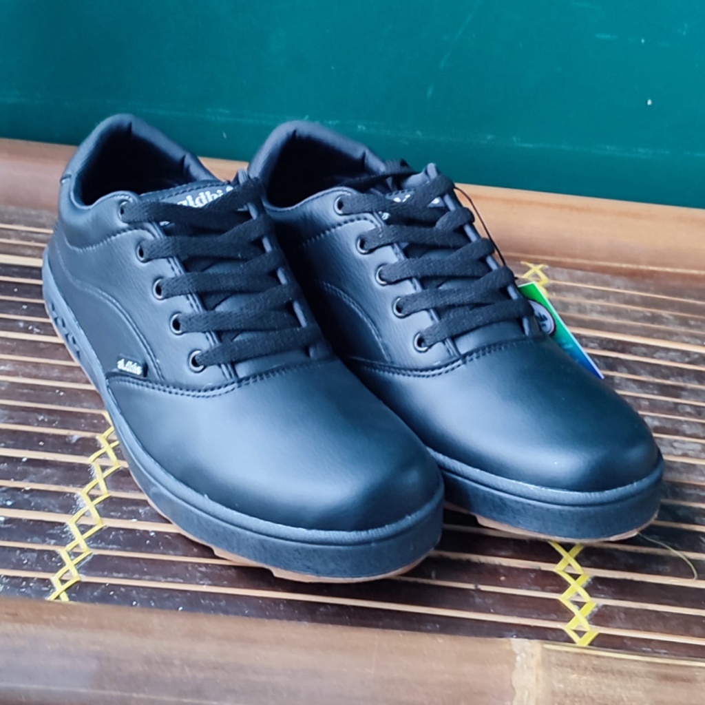 Sepatu Sneakers Pria Aldhis Hitam Polos Buat Sekolah Trekking dan Hiking Sneaker Casual Cowok Dewasa Keren Terbaru