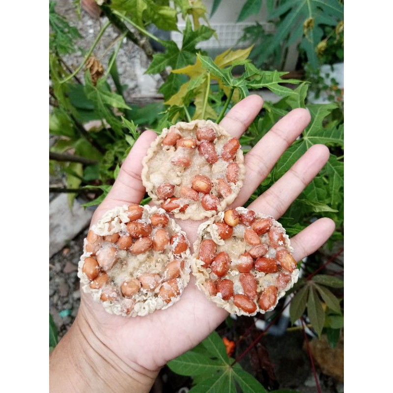 Peyek kacang bulat mungil oleh oleh khas solo