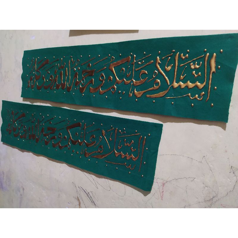 LAYOUT KALIGRAFI ASSALAMUALAIKUM DENGAN TINTA EMAS TIMBUL