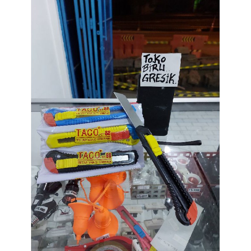 

gunting, cutter besar, refil cutter beasar, meteran 5meter auto stop, staples kecil, refil staples