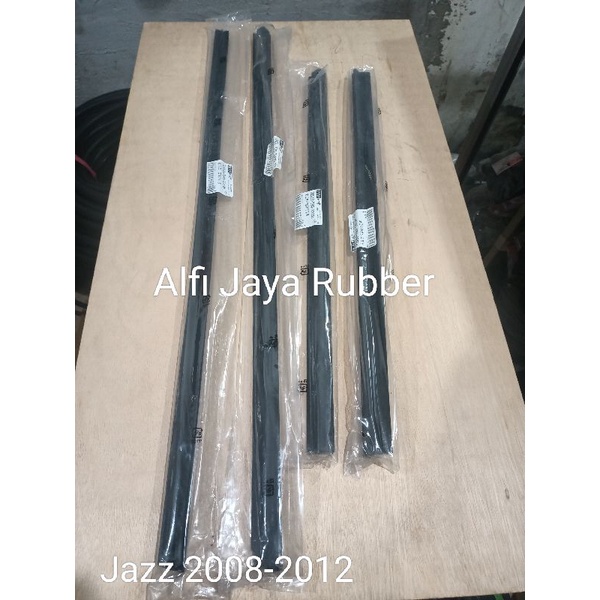 Pelipit kaca luar mobil JAZZ  2008 - 2012