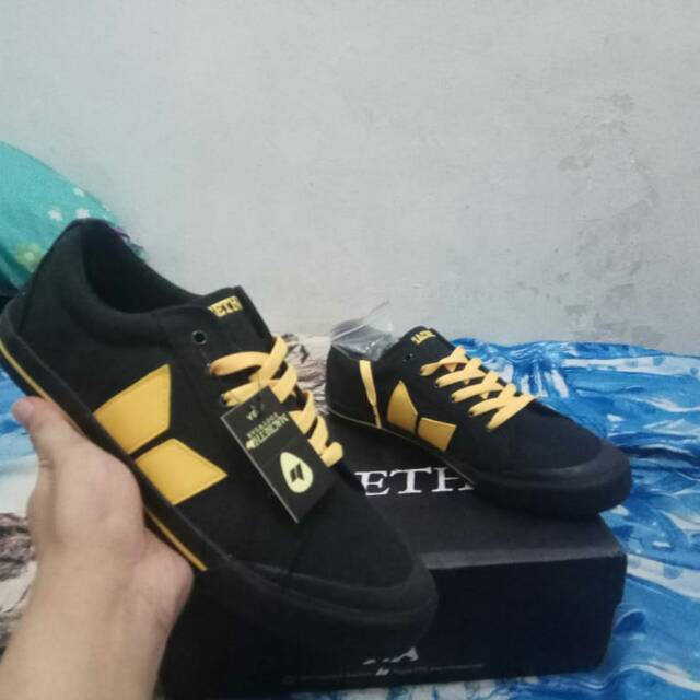 Macbeth Elliot Black Ochre