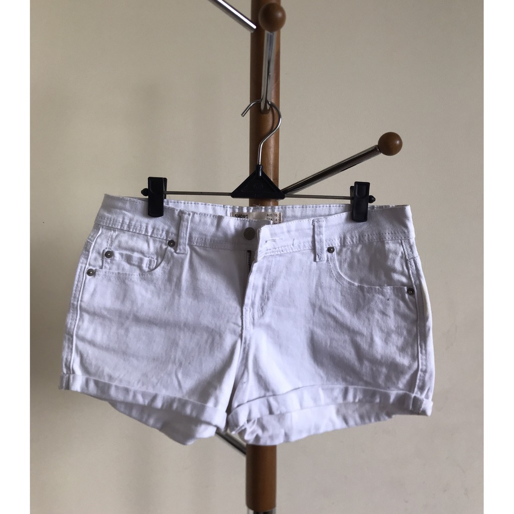 Celana pendek warna putih polos