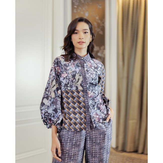 Wonderful Harmony Crop Shirt - Navy Size S Benang Jarum x Raisa Buttonscarves