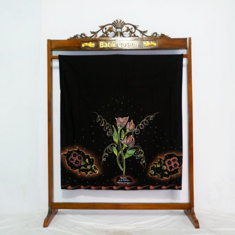 

Sarung terlaris(lukis ornamen) lukisan/lukis lasem/batik lasem/motif/tumbuhan/fauna/corak/tanamam