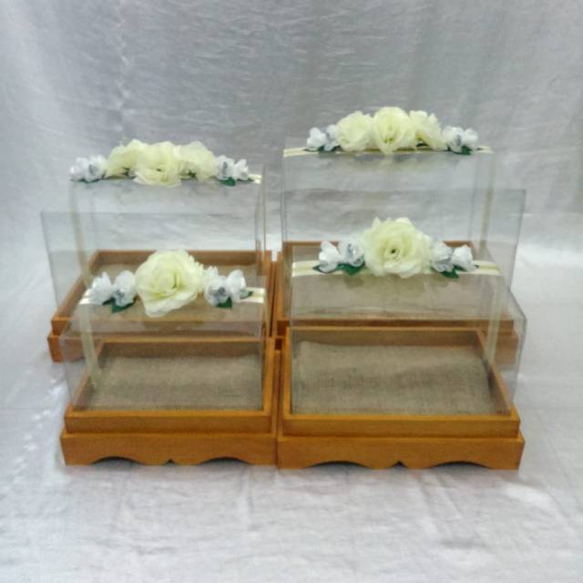 Kotak seserahan kayu, penutup mika