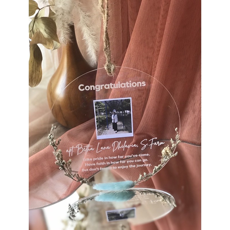 

GIFT SERIRES CUSTOM AKRILIK (CIRCLE ACRYLIC PLUS FOTO) with dry flowers