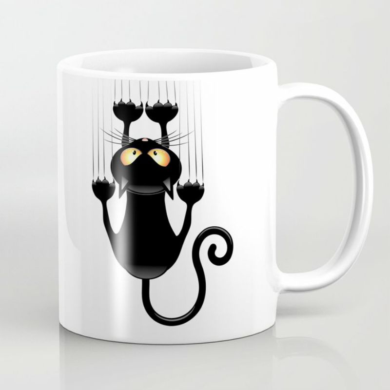 mug kucing hitam memanjat