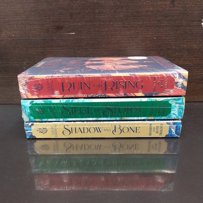 

HOT SALE!!! SHADOW AND BONE TRILOGY BY LEIGH BARDUGO COLLECTION 3 BOOK TERMURAH