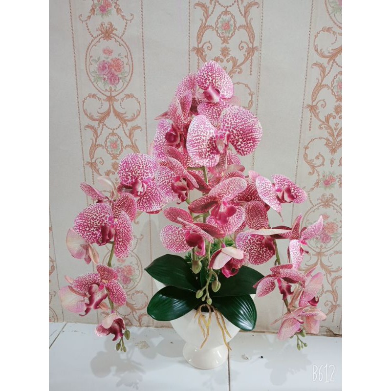 Rangkaian anggrek latex bintik dengan vas keramik