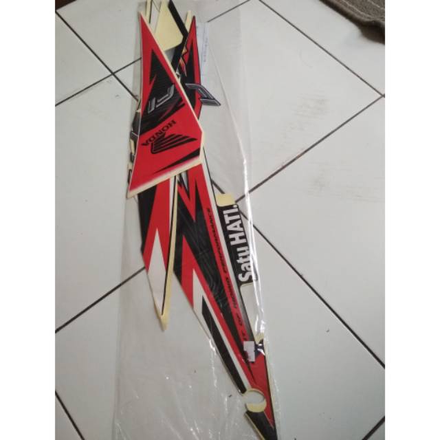 Striping stiker motor honda supra x 125 fi hitam putih