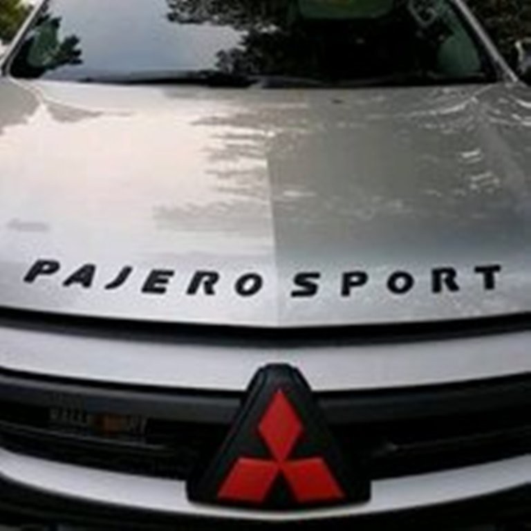 Emblem Kap Mesin Pajero Sport Hitam