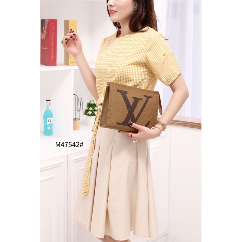 LV Louis Vuitton Giant Monogram Toiletry Pouch 26 M47542