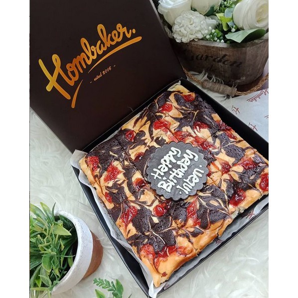 

READY JAKARTA 01 FEB 2025 - AUTHENTIC HOMBAKER CHOCOCHIZ BROWNIES GLUTEN FREE 20X20 CM PACKAGE GIFT HAMPERS PARCEL CNY IMLEK ORI