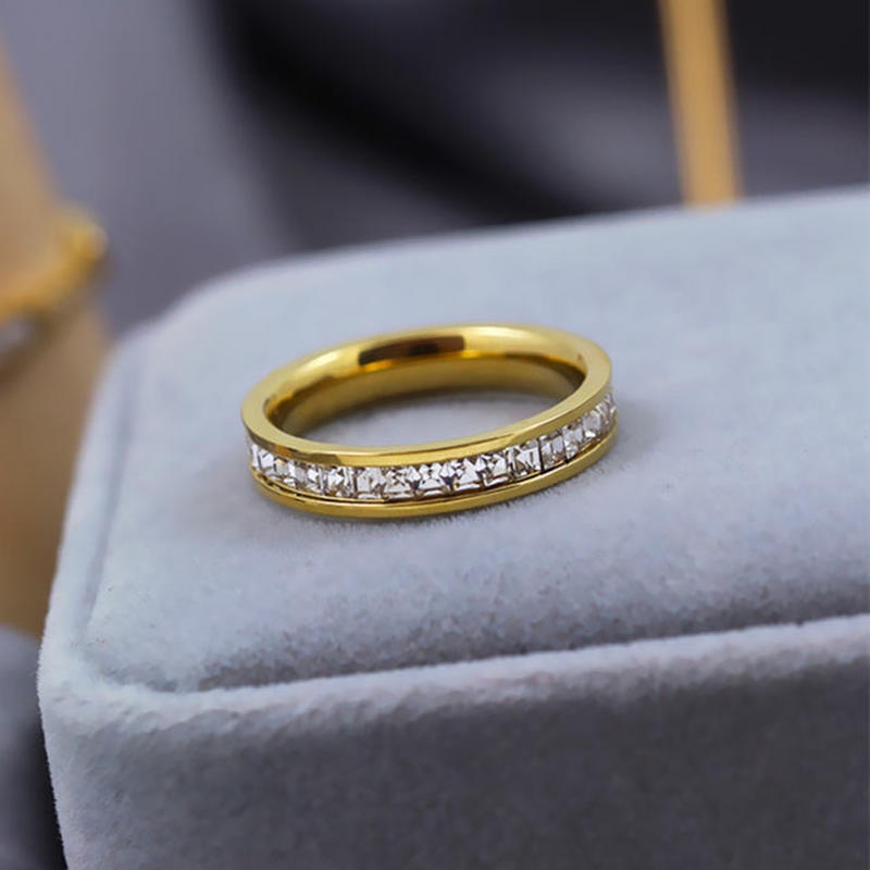 Cincin Bahan stainless steel Lapis Emas 18k Dengan Batu Kristal Untuk Wanita