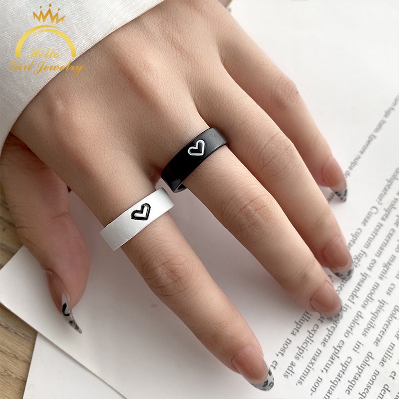 2pcs / Set Cincin Pasangan Warna Kontras Hitam Dan Putih Untuk Wanita