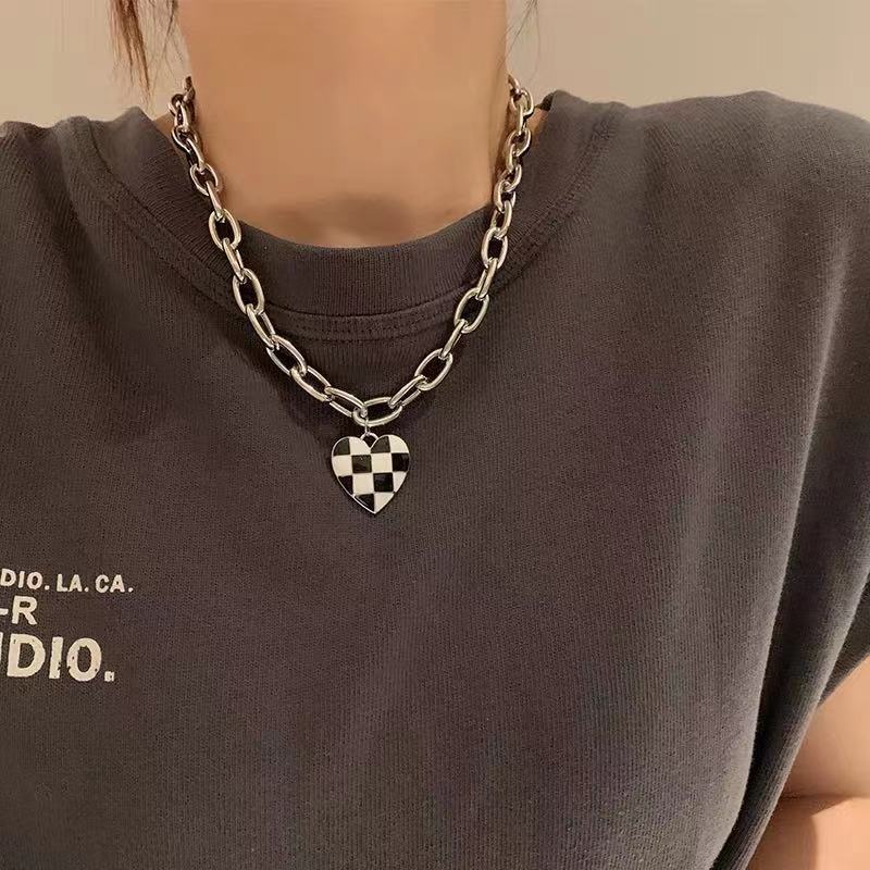Kalung Liontin Cinta Hati Kotak-kotak Retro Hitam Dan Putih Perhiasan Rantai Tebal Wanita Fashion Yang Dipersonalisasi