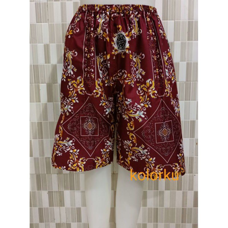 CELANA PENDEK WANITA BATIK