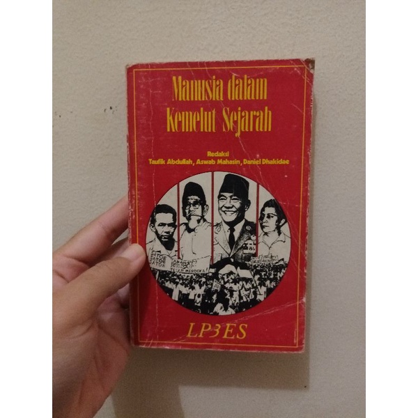MANUSIA DALAM KEMELUT SEJARAH