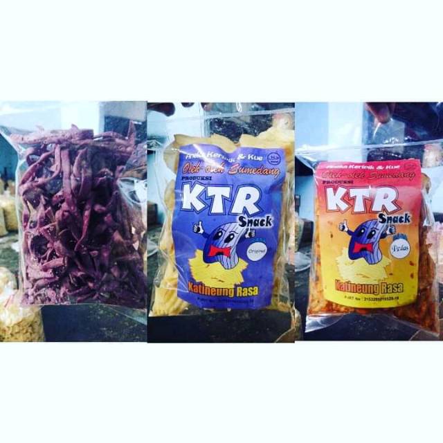 

Aneka kripik dan camilan buat hari raya lebaran ,buat hantaran juga bisa banget