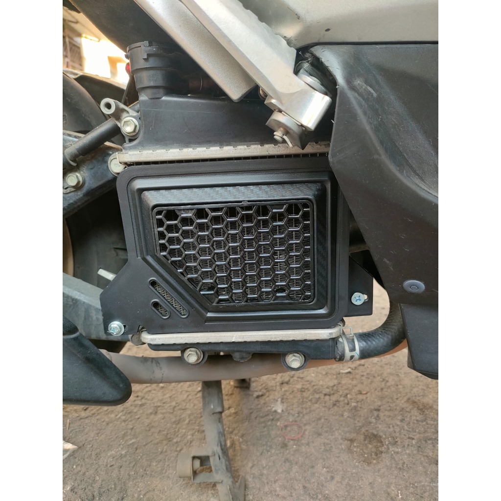 COVER RADIATOR NMAX NEW OLD AEROX 155 LEXI TUTUP RADIATOR LEBAH KARBON OCITO NMAX LAMA BARU BAUT BOSHING BOSH PNP TINGGAL PASANG VARIASI PENUTUP RADIATOR MOTOR NMAX 2015 2016 2017 2018 2019 2020 2021 2022 ACCECORIES AKSESORIS PAKET KONTES ORIGINAL