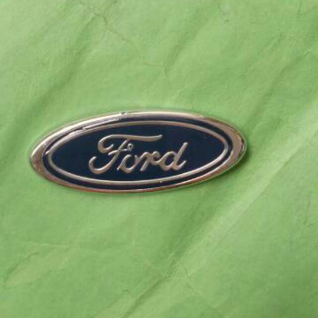 Logo /emblem ford fiesta di bagasi