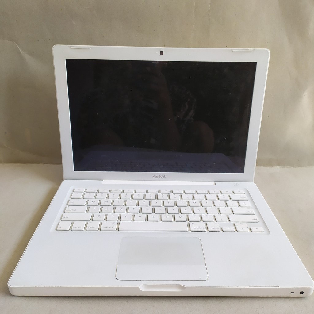 LAPTOP APPLE MACBOOK WHITE 5.2 VGA NVIDIA GEFORCE RAM 4GB HARDISK 500GB