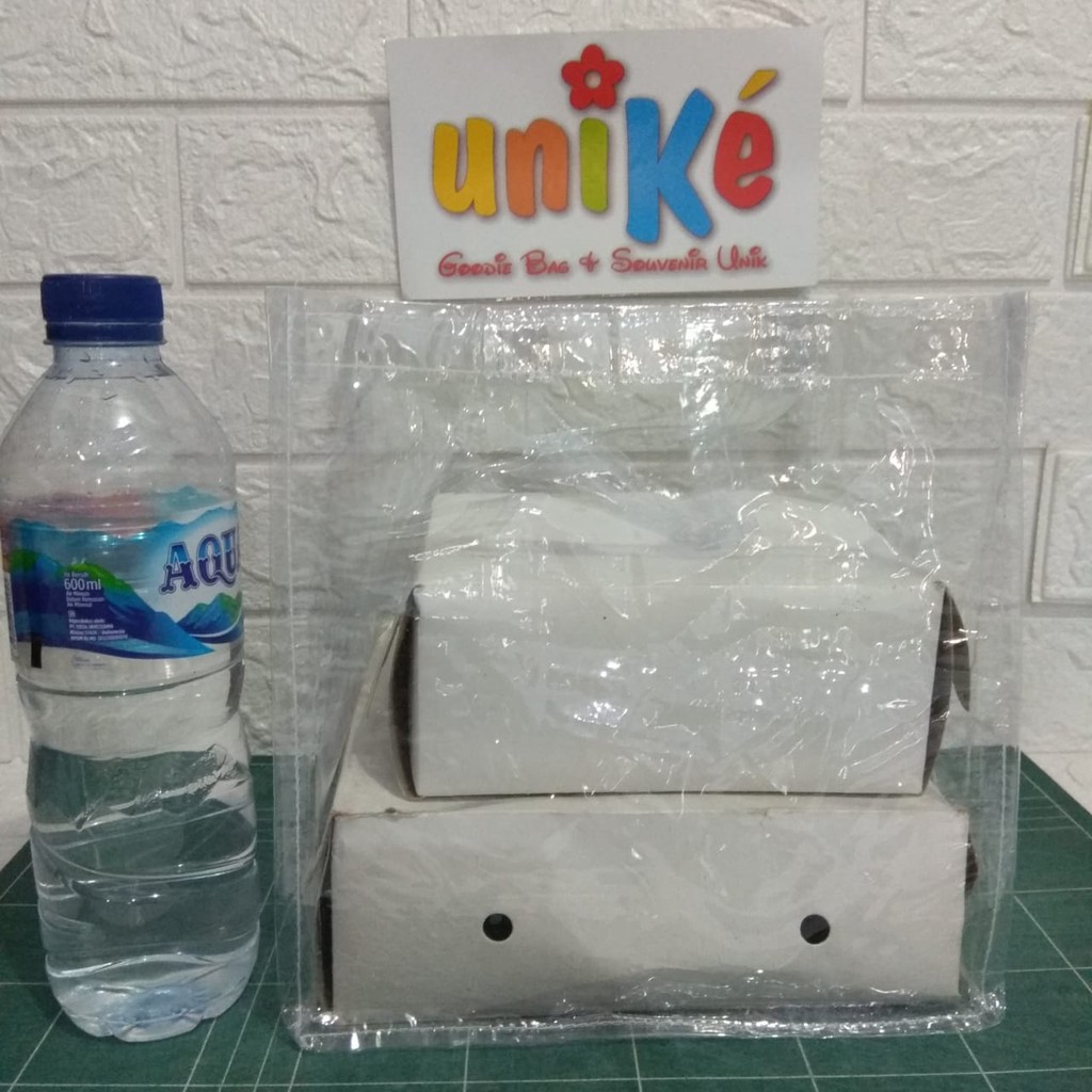 

Tas Mika 22x22x22 polos 0.2 Goodie Bag bingkisan nasi souvenir murah muat dos 20x20 dos 18x18 D18 / D20