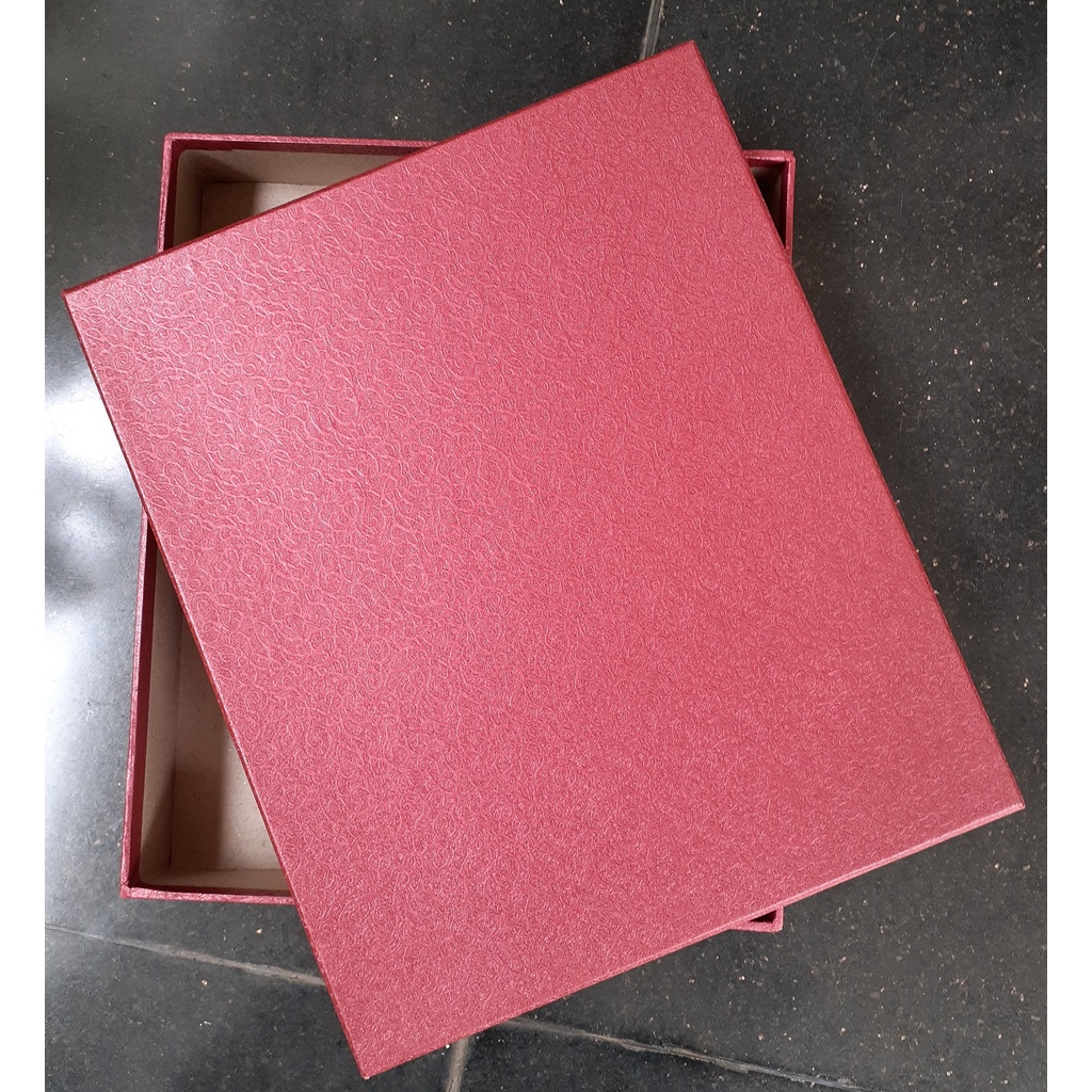 

Box hardboard lapis fancypaper ukuran 30x25xtinggi 5 cm dengan defect di bagian dalam