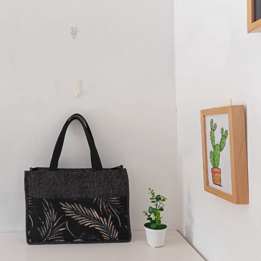 RIENS COLLECTIONS. TAS GONI WANITA KOMBINASI KANVAS MOTIF FLORAL LATAR HITAM
