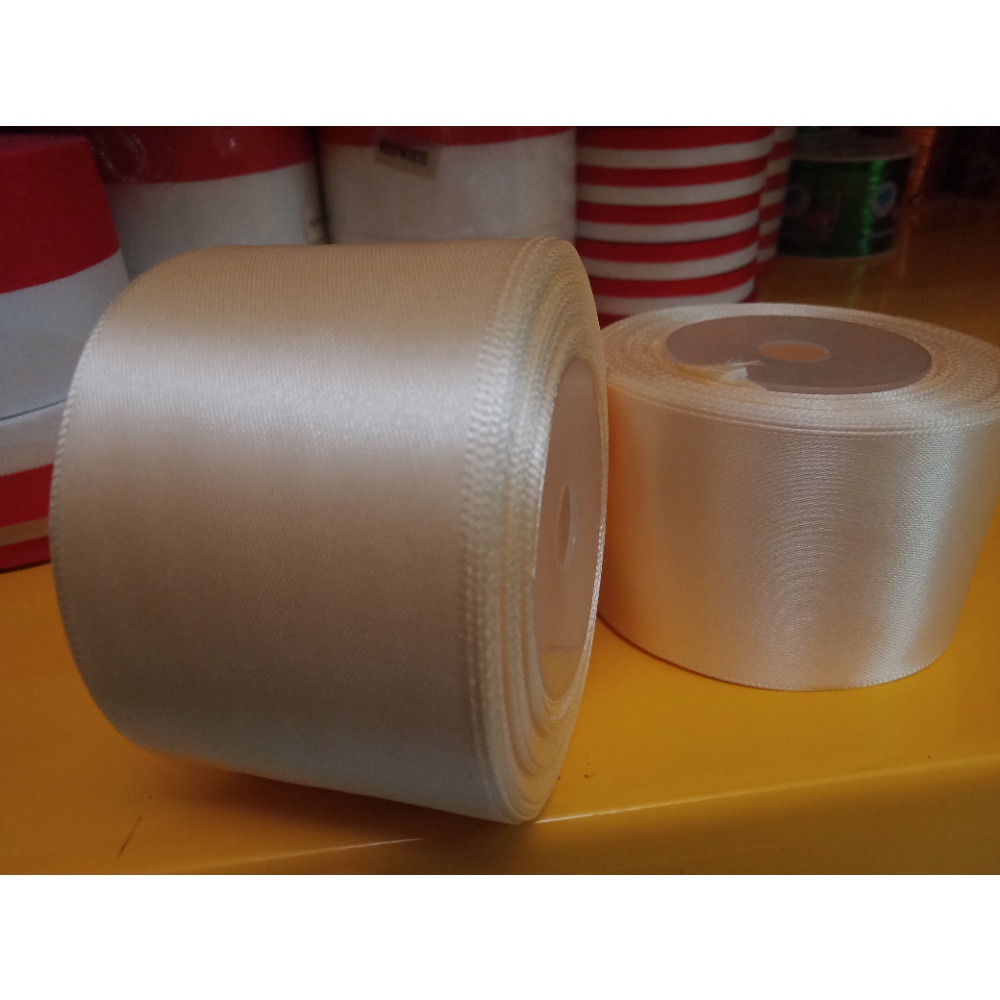 

Pita Satin Cream Ukuran 2 inch / 5cm Per Roll