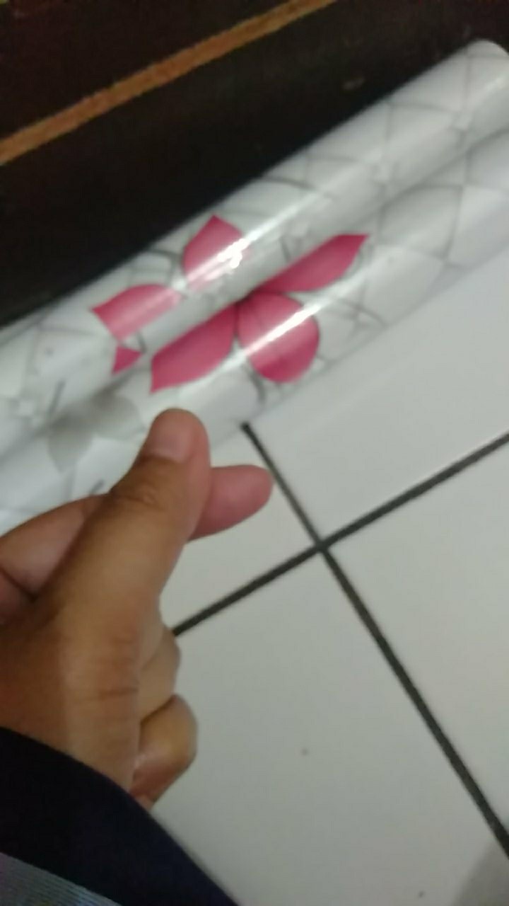 Wallpaper Dinding Bunga Merah Abu Kotak