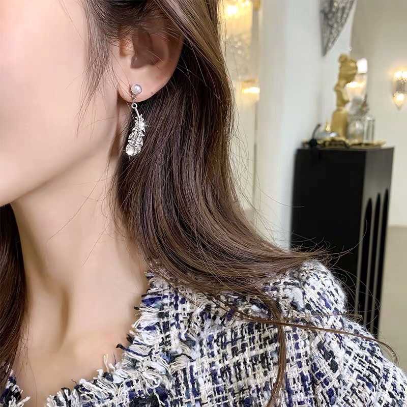 Anting Desain Bulu Aksen Mutiara Warna Silver Gaya Korea