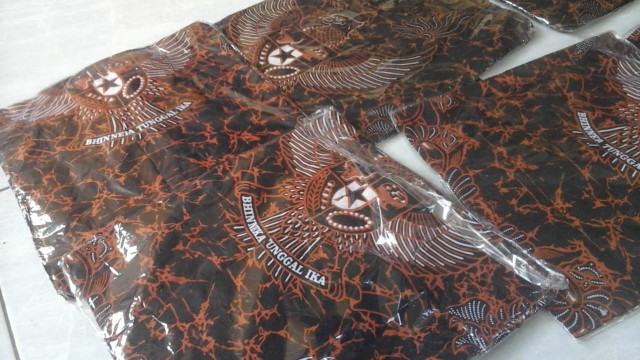 Kemeja Batik Motif Garuda Indonesia Dan Presiden