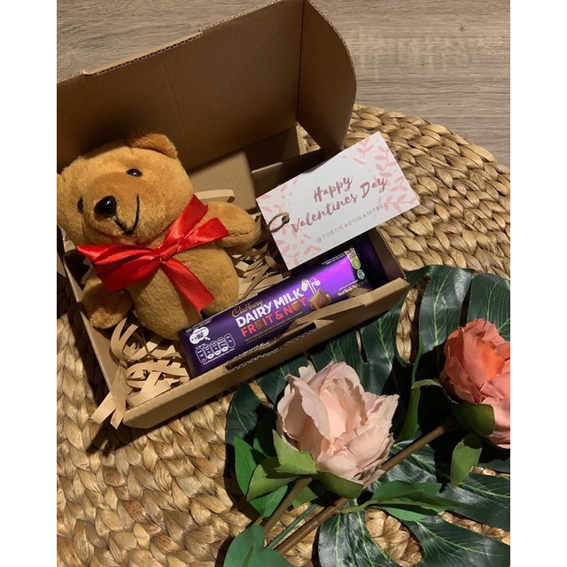 

Hampers Valentines Mini Boneka Cadbury