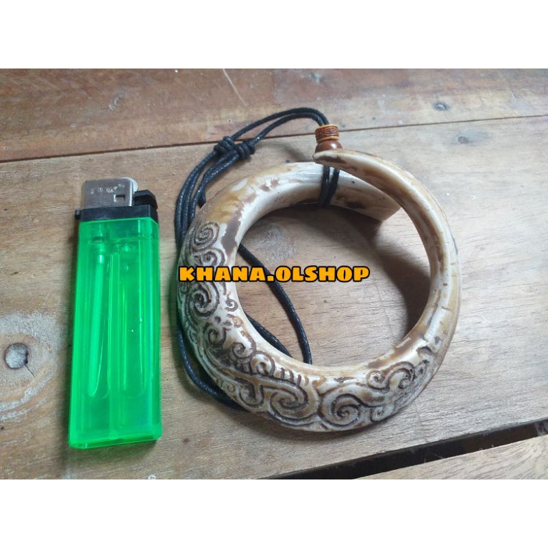 kalung taring babi melingkar