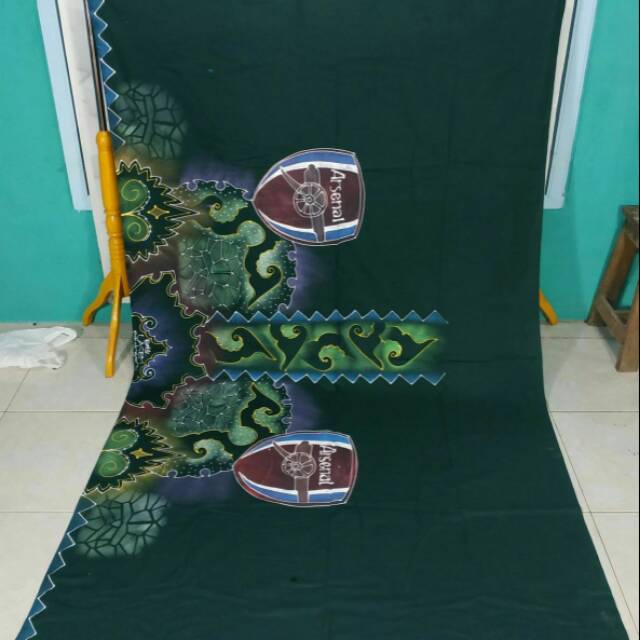 

Sarung Lukis motif bola