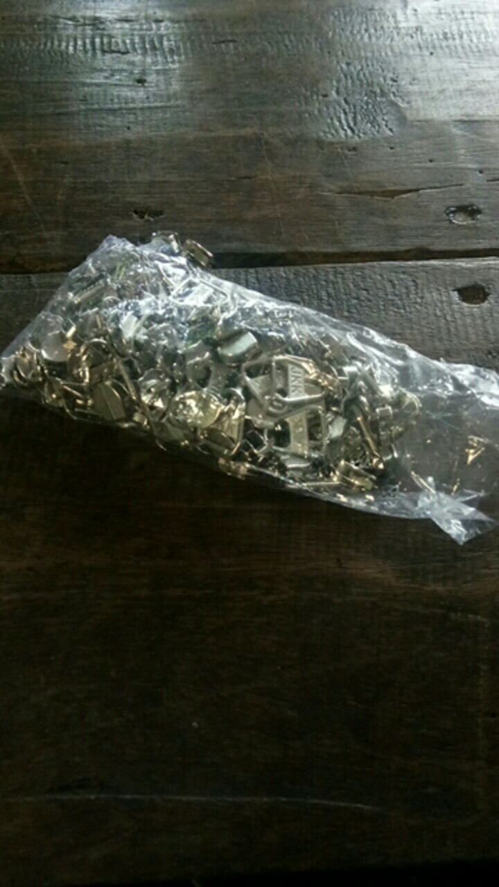 Kepala Resleting Untuk Rel Plastik No 5 Segitiga Nikel Puller Silver Hrg = Rp. 350 Minimal 100pcs