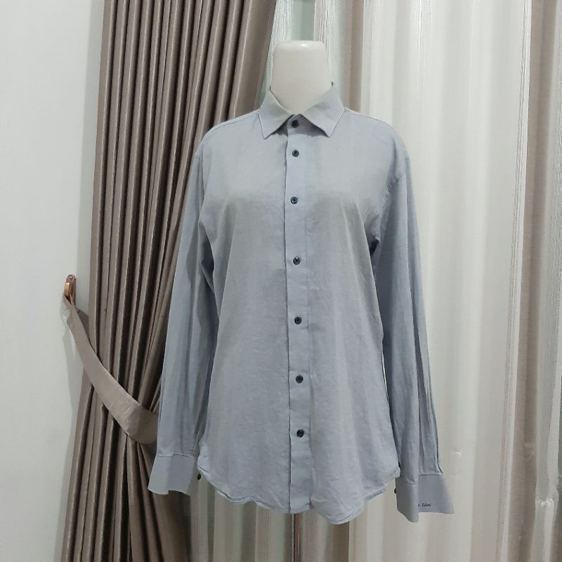 PRELOVED / THRIFT / SECOND KEMEJA POLOS UNISEX FORMAL WARNA BLUE JEANS / DENIM SIZE FIT L LIKE NEW B